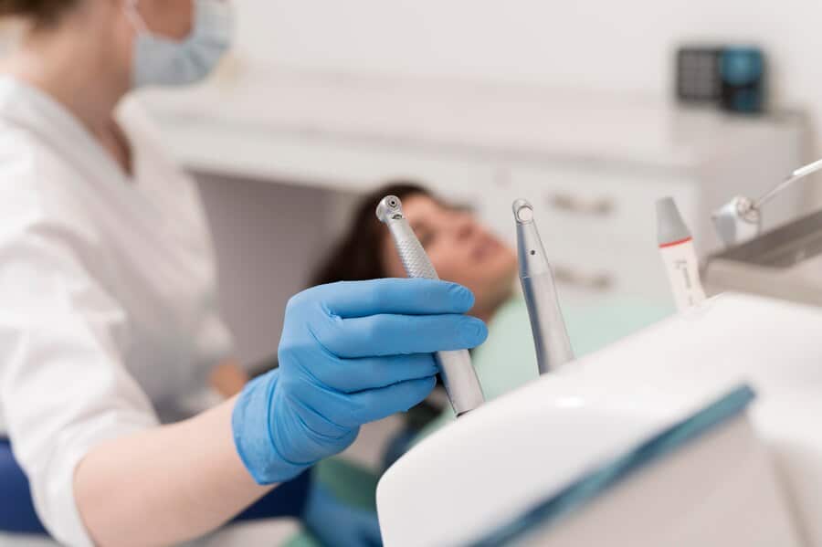 igienizarea dentară prin detartraj ultrasonic realizat în cabinet