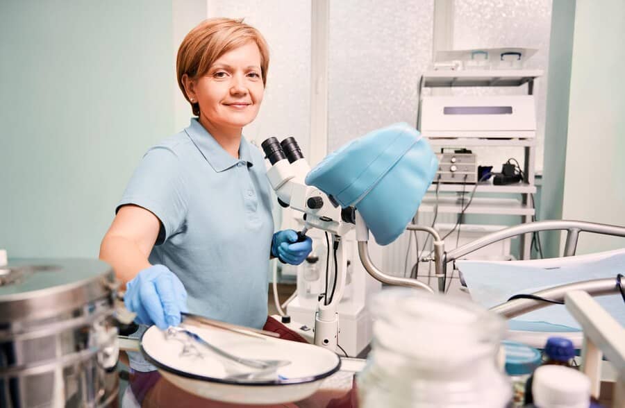 Testul Babeș-Papanicolau recoltare celule în timpul controlului ginecologic
