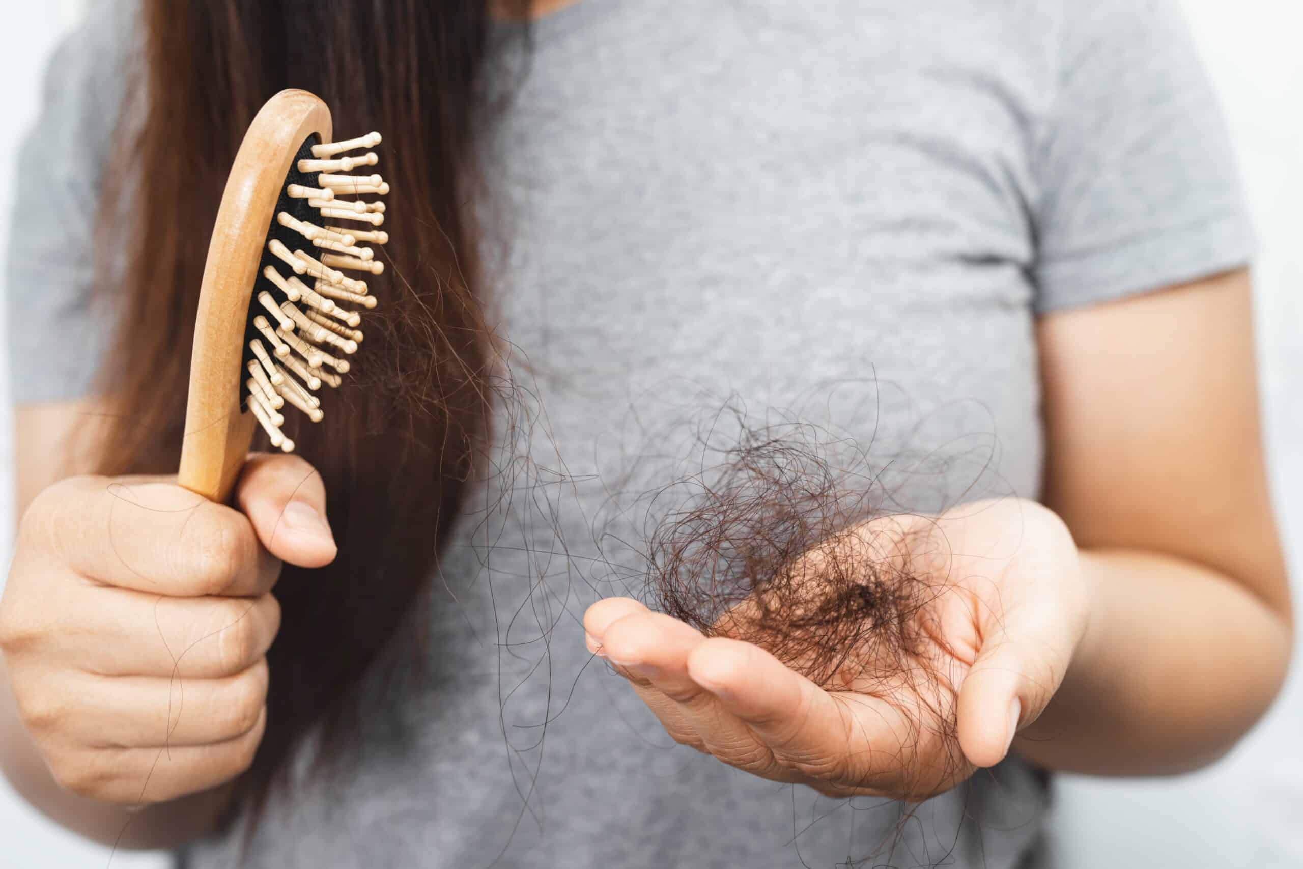 Femeie care se confruntă cu simptome provocate de un dezechilibru hormonal