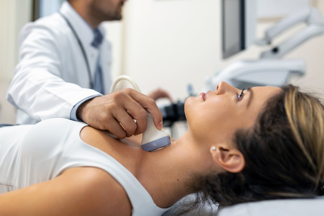 Medic endocrinolog discutând rezultatele analizelor tiroidiene cu pacientul